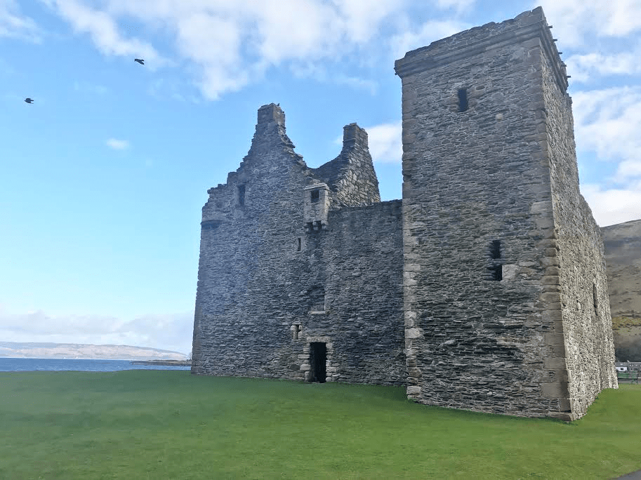 Lochranza Castle , Arran.png